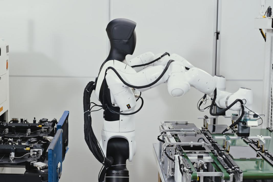 完美·(中国)体育机器人真机强化学习落地工业产线，开启具身智能规模化应用新阶段